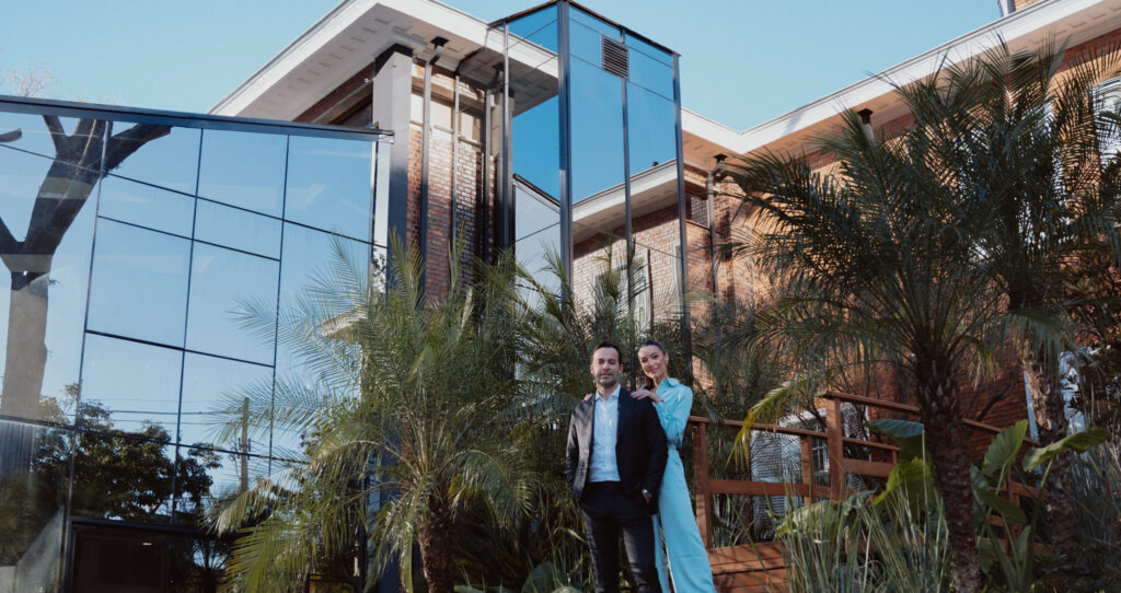 Doutores na entrada da Clínica Dominique.
